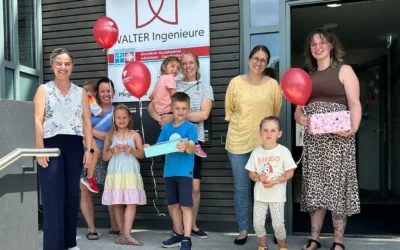 Strahlende Kinderaugen bei der Preisübergabe des Luftballonwettbewerbs