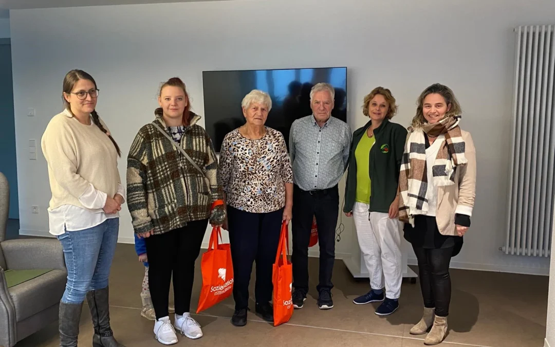 Preisübergabe an die Gewinner des Schätzspiels